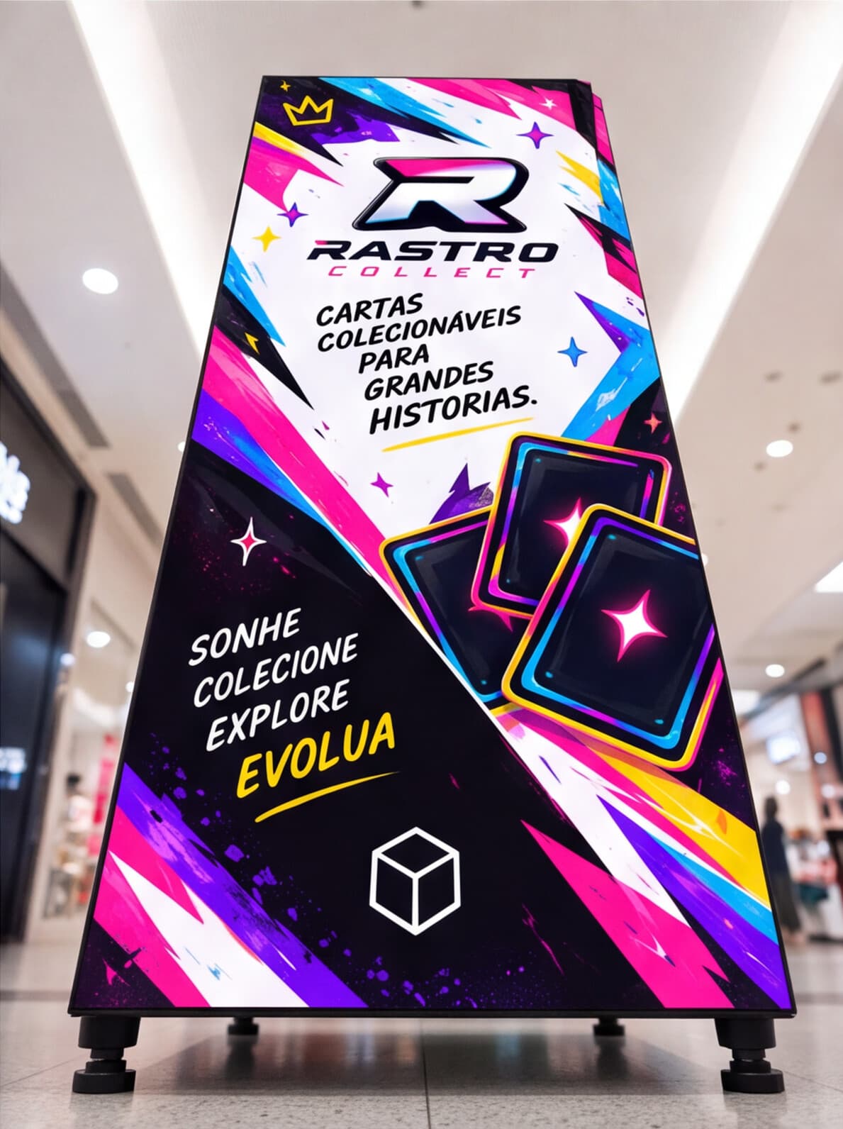 Lateral da máquina Rastro Collect vista de baixo, com a arte colorida da marca, em um shopping